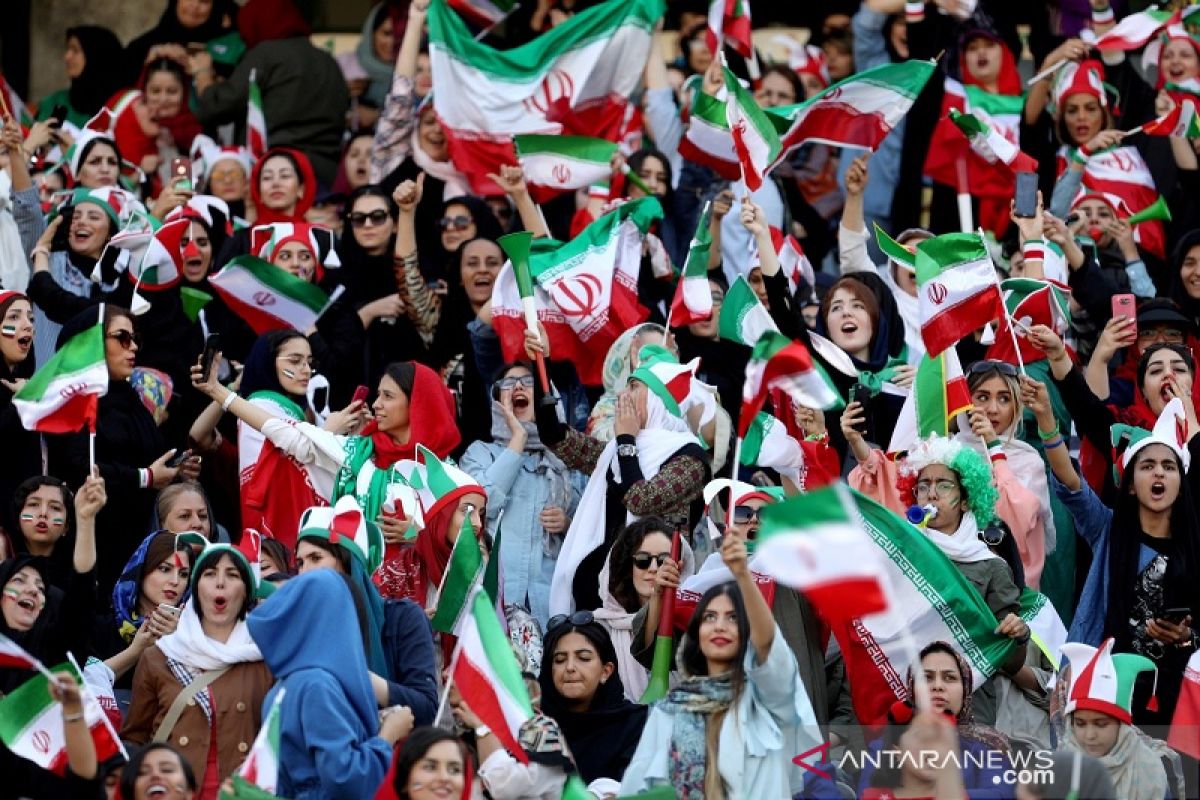 Perempuan Iran kini diizinkan tonton sepak bola di stadion