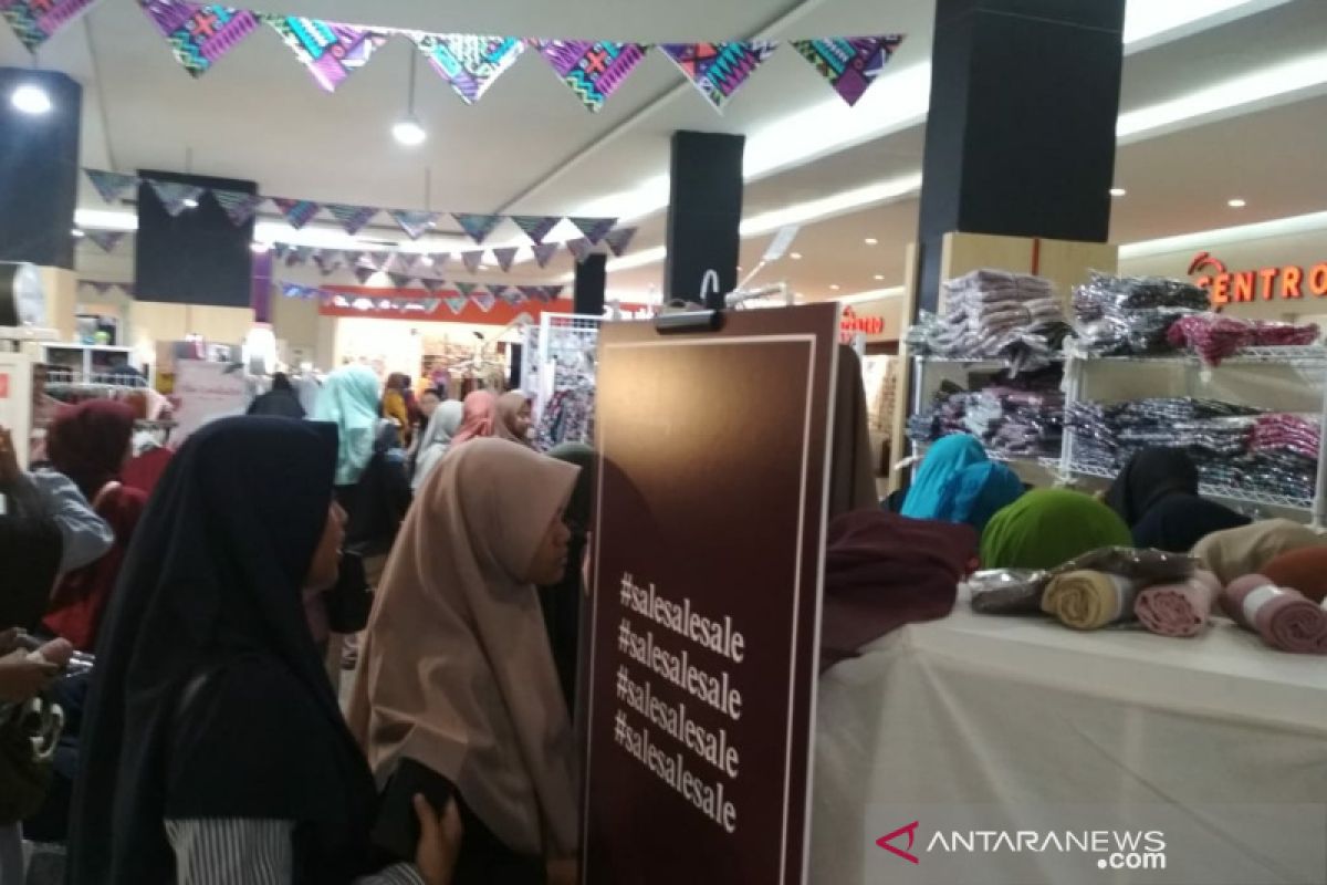 ACT mengajak pengunjung Hello Market galang kepedulian