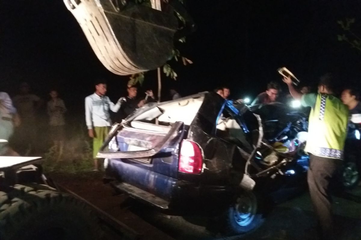 Pohon tumbang tewaskan tiga penumpang Panther