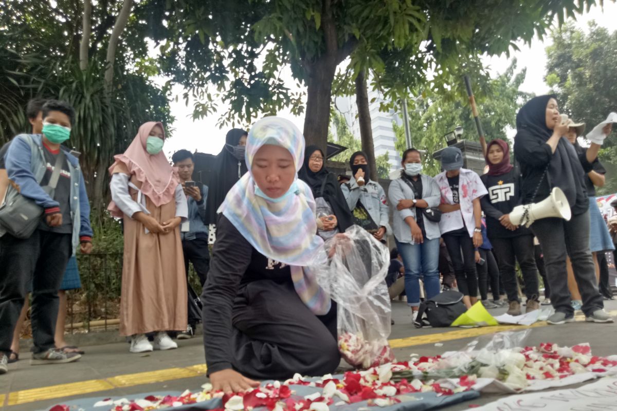 Gerakan "Solidaritas Emak Emak" tabur bunga di depan Polda Metro Jaya