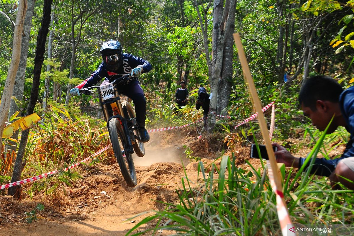 Tim Downhill Indonesia berlatih di lereng Merapi