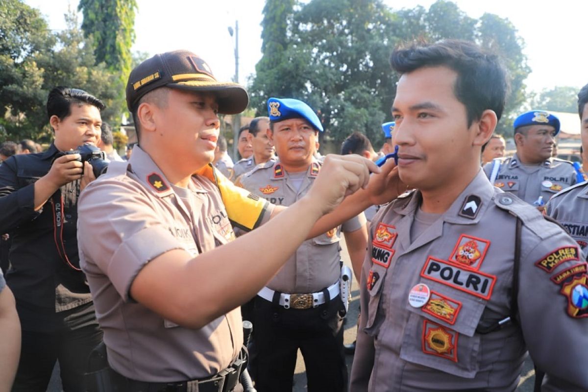 Alasan rapi, Kapolres Kediri cukur jambang dan kumis anggotanya