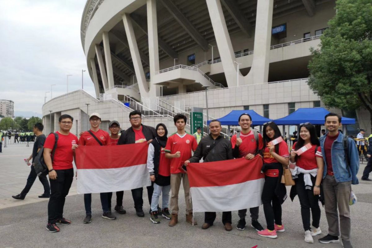 Pelajar Indonesia menempuh perjalanan 320 kilometer demi Timnas