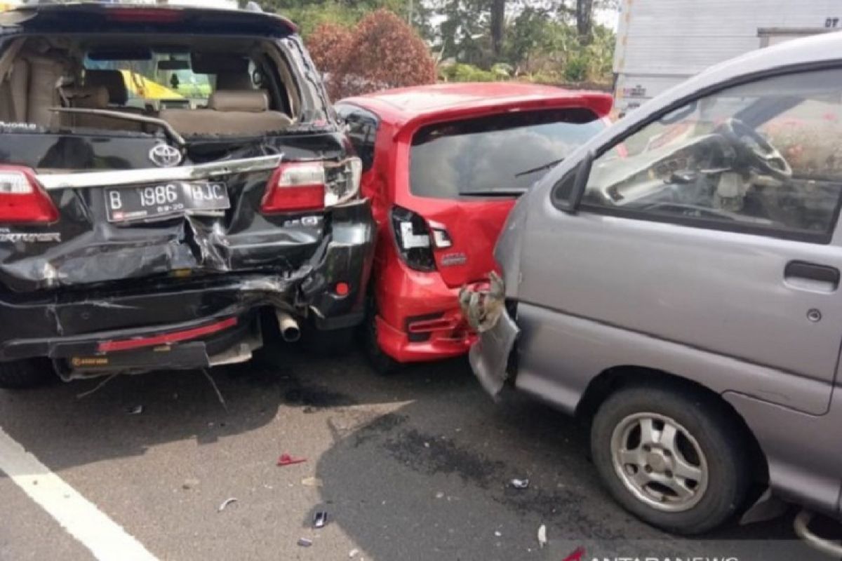 Enam unit kendaraan terlibat tabrakan beruntun di Tol Joglo