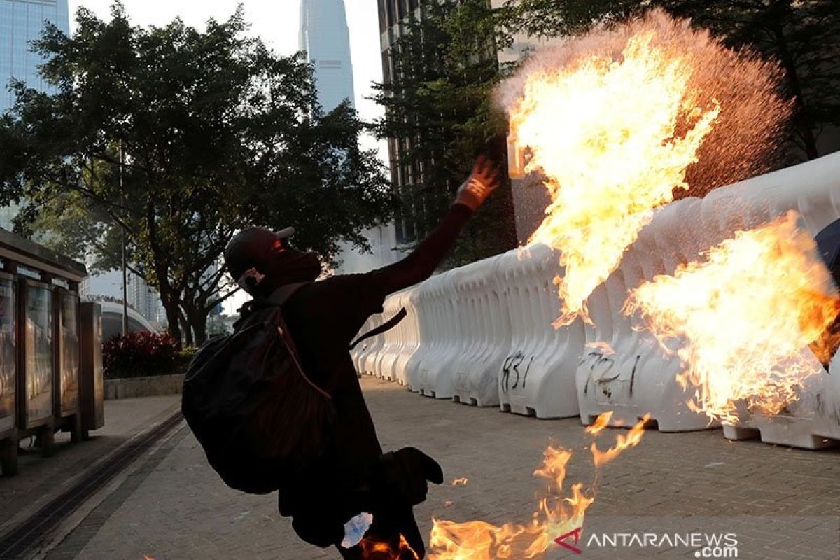 Protes di Hong Kong kembali ricuh, aksi pengunjuk rasa bentrok dengan polisi