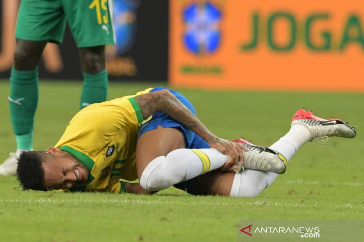 Neymar diperkirakan menepi empat pekan, luka pada hamstring kaki kirinya