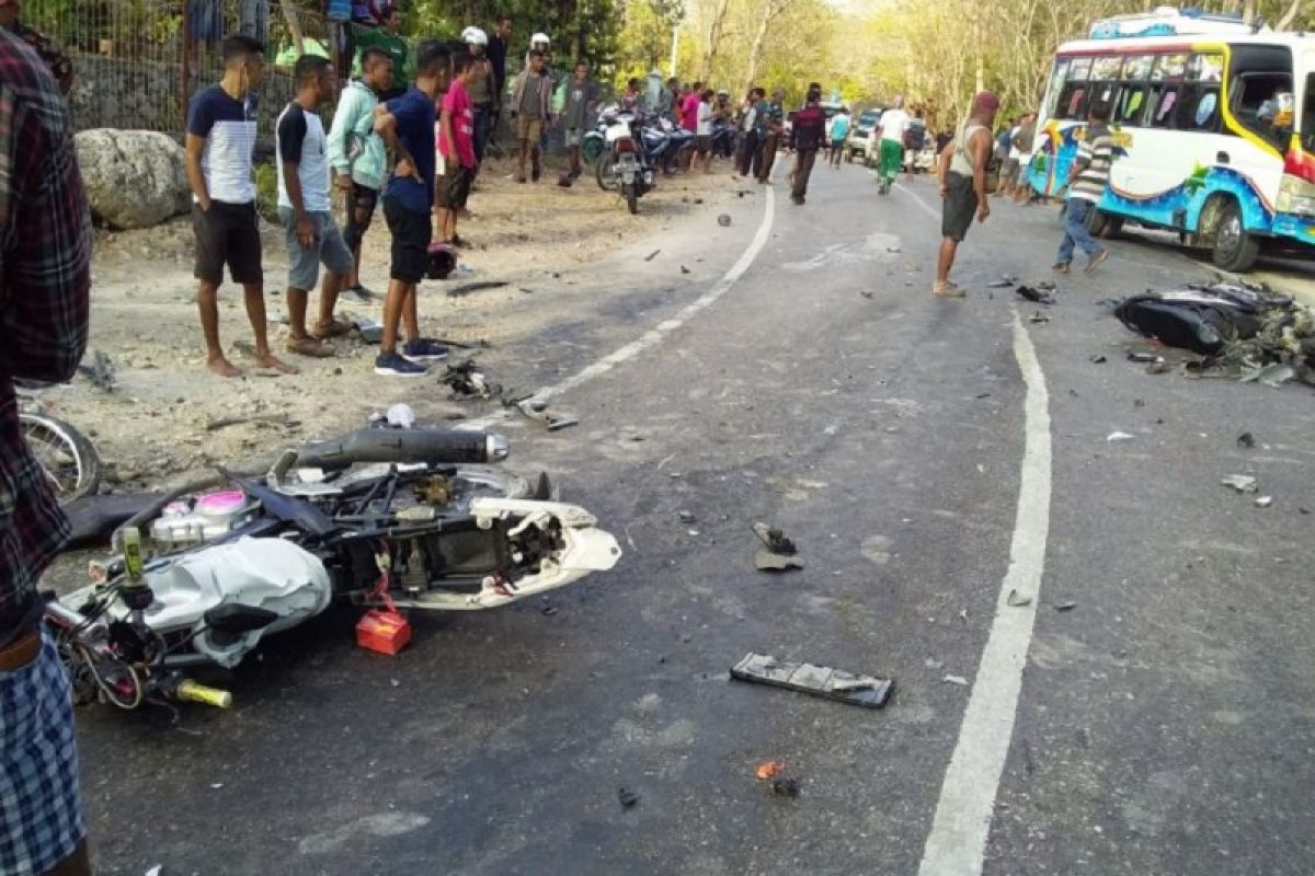 Tiga orang meninggal dan empat luka-luka akibat kecelakaan lalulintas di Kupang