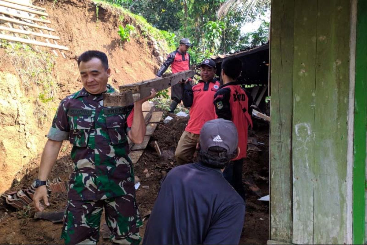 Banyumas hujan deras, talut longsor timpa rumah