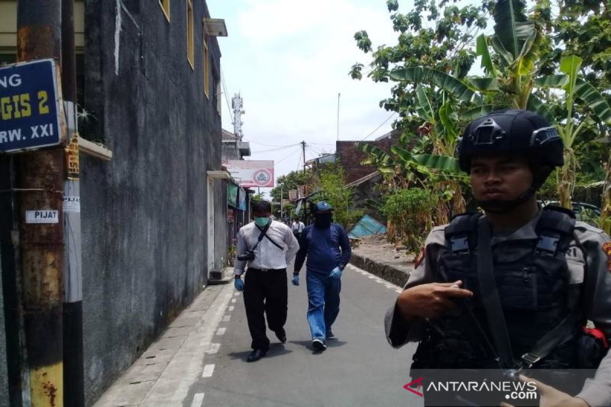 Densus geledah rumah dua terduga teroris di Sukoharjo