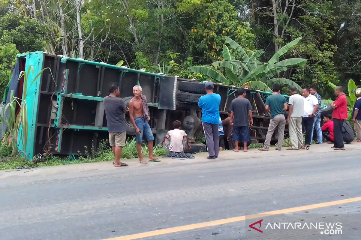 VIDEO - Truk bermuatan kacang terguling di Lintas Timur Pelalawan