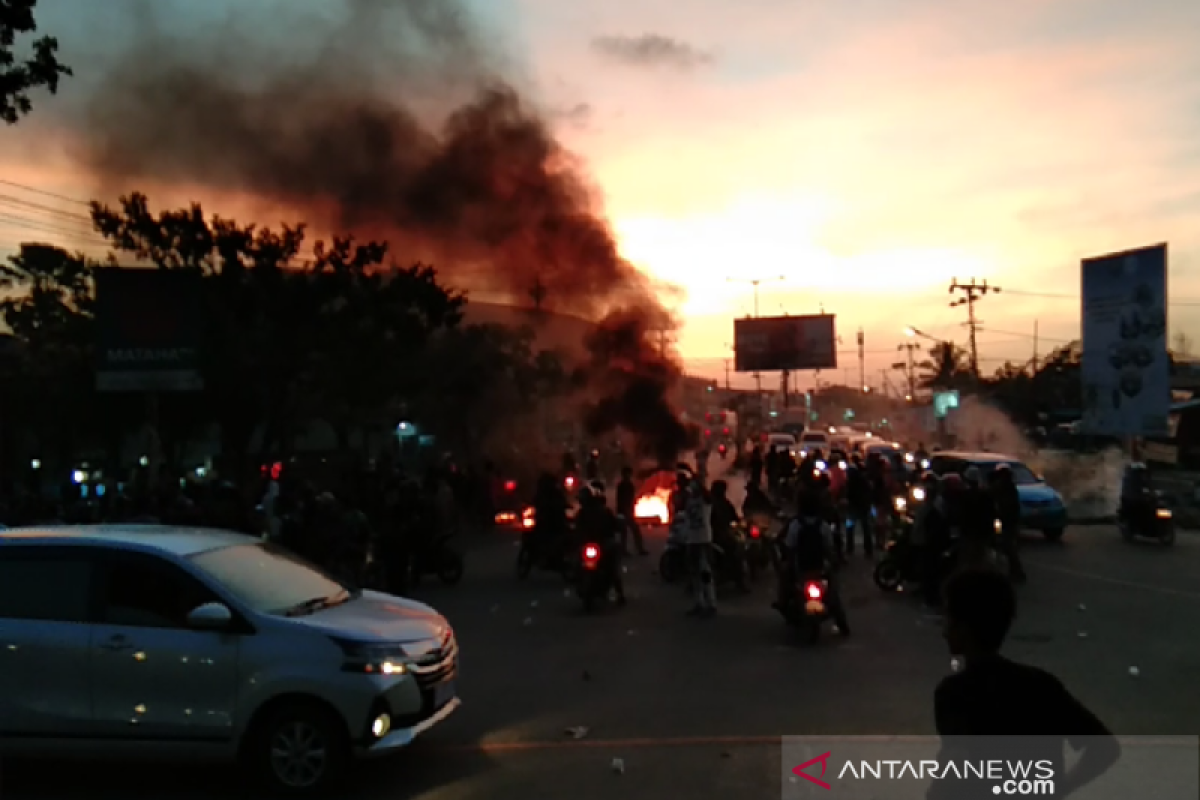 Mahasiswa memblokade beberapa titik jalan di Kendari