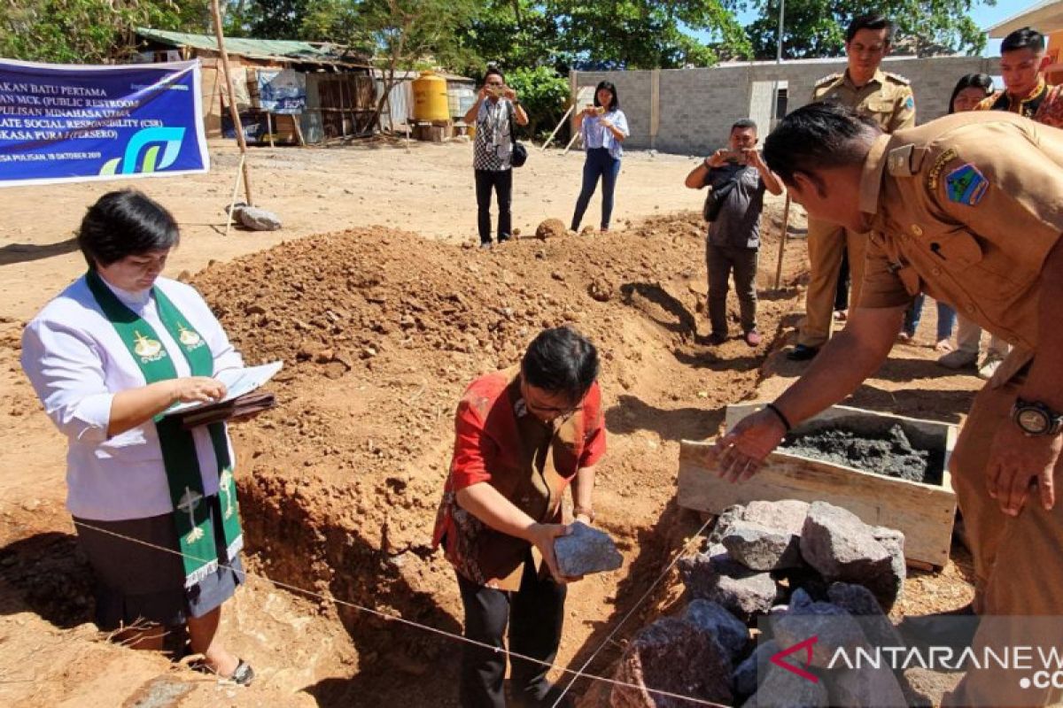 Bandara Samrat bangun MCK Pantai Pulisan dukung sektor pariwisata