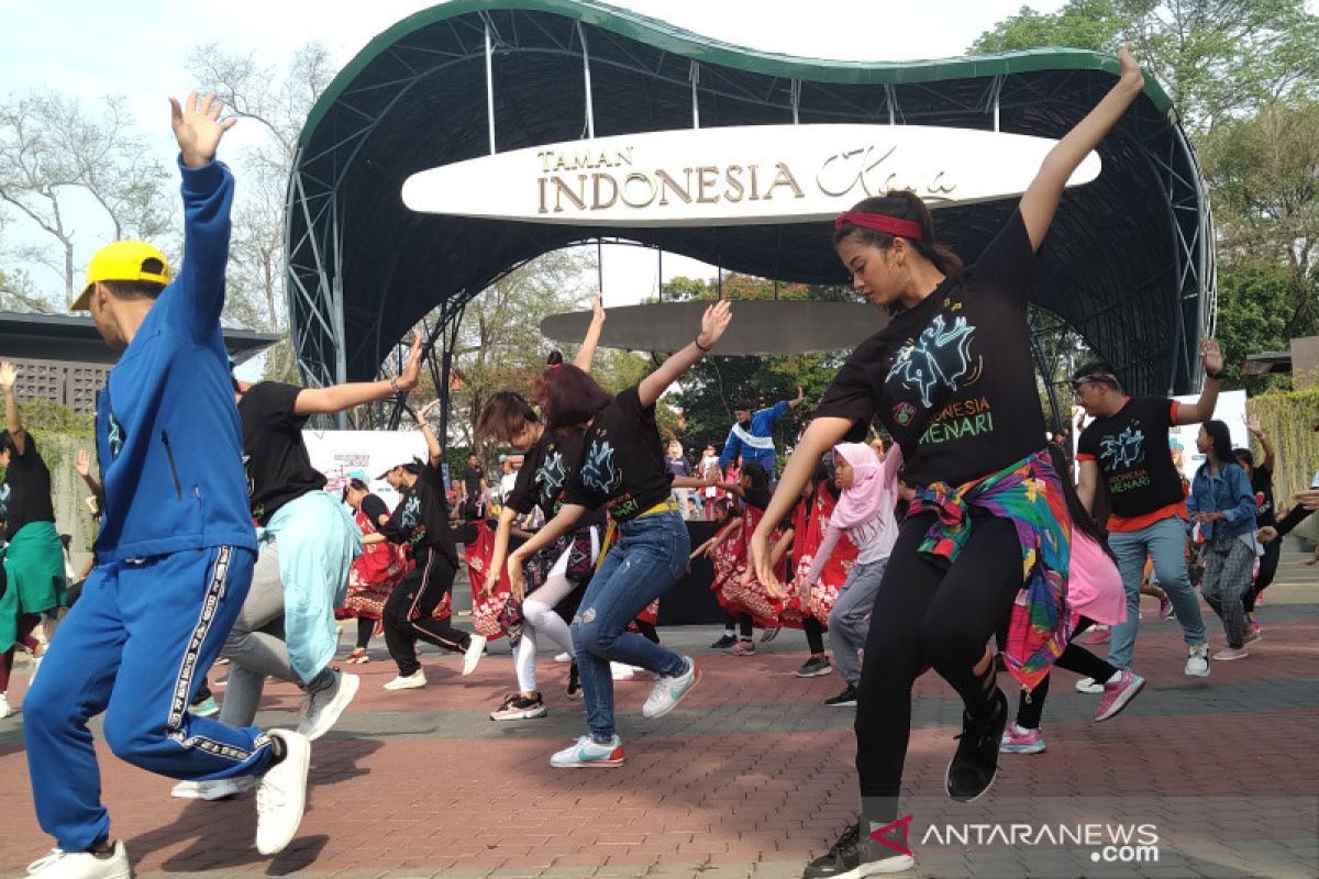 Warga Semarang antusias berlatih koreografi "Indonesia Menari 2019"