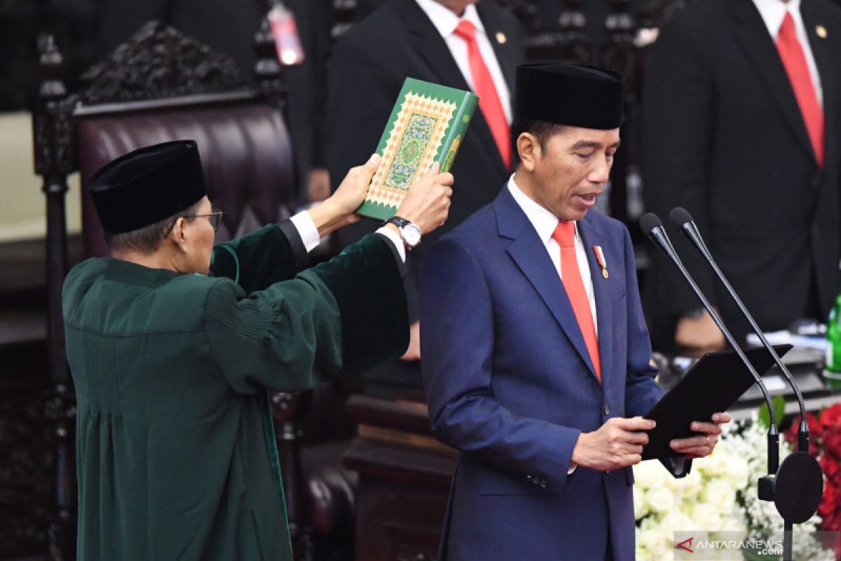 Rangkuman - Pelantikan Presiden Jokowi berlangsung lancar dan khidmat
