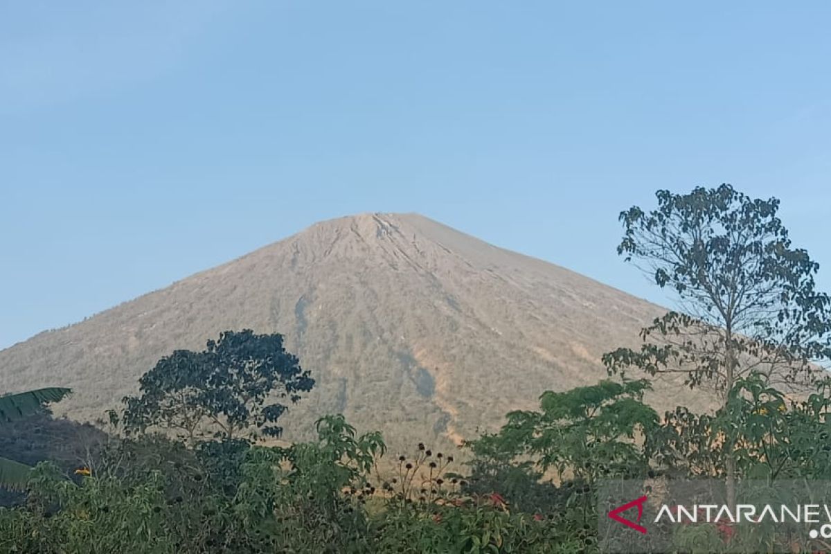 Semua jalur pendakian Gunung Rinjani Lombok ditutup akibat hutan terbakar