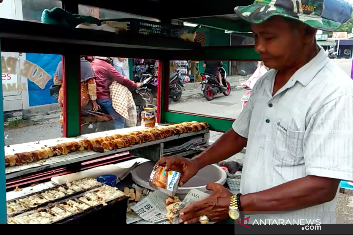 Masih ingat jajanan generasi 90 ?  kue pancung tetap eksis hingga kini