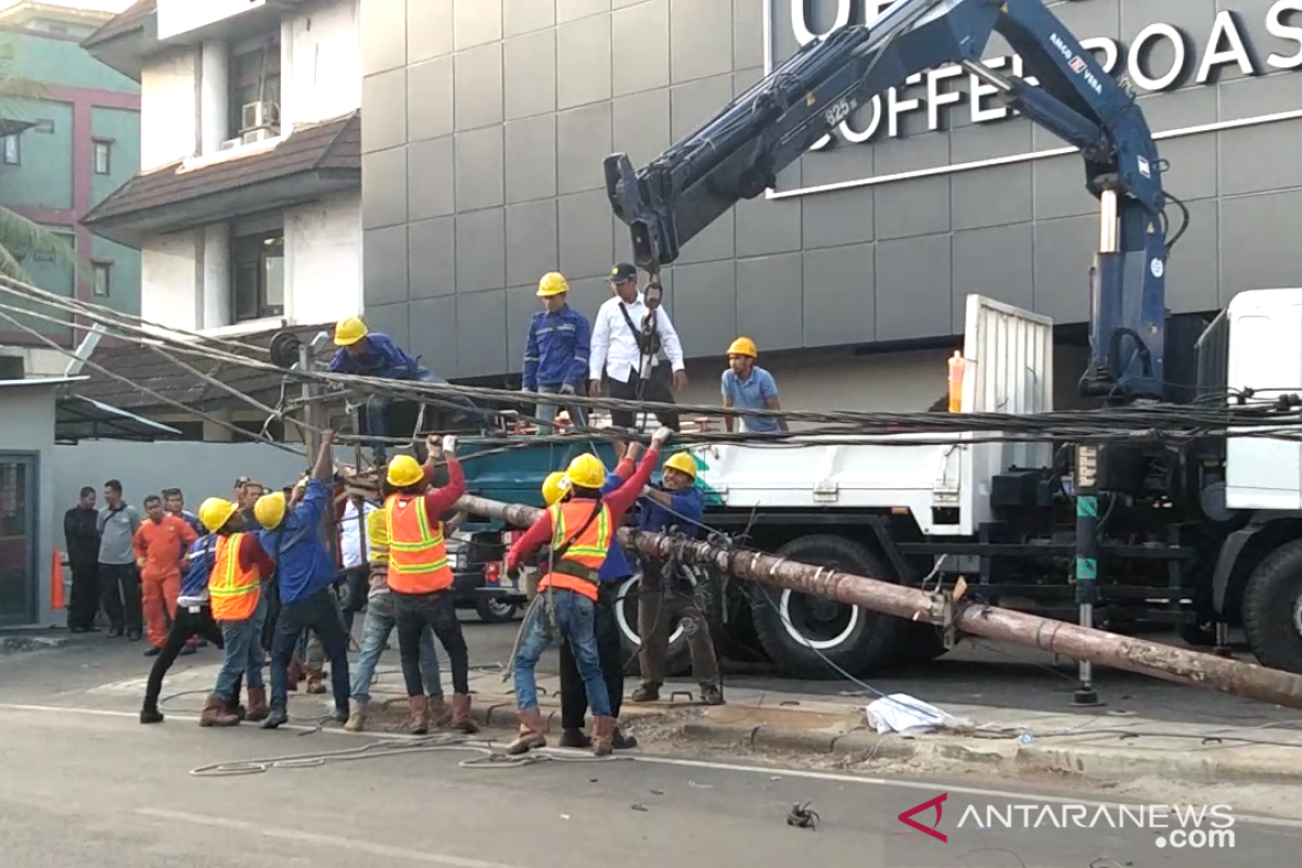 Tiang PLN roboh karena keropos