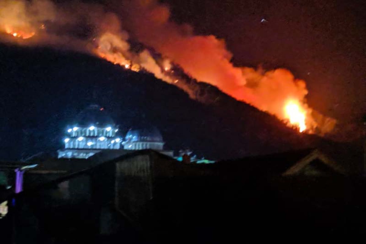 Kebakaran hutan Gunung Petarangan Banjarnegara meluas, petugas berupaya padamkan