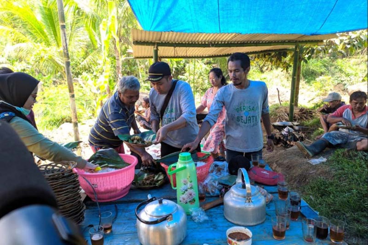 Air melimpah, warga Sokawera Banyumas tasyakuran di Situs Tabet Mudal Sari