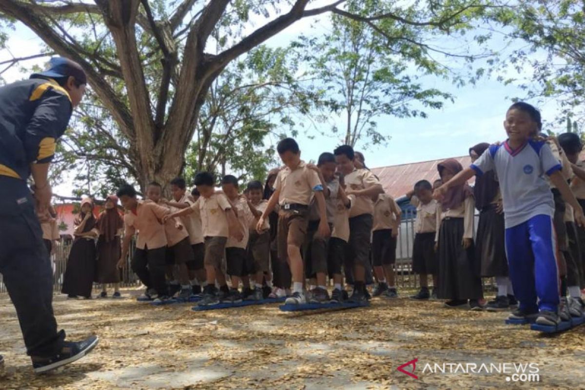 Wajah ceria siswa pada kegiatan komunitas berbagi bersama DSLNG