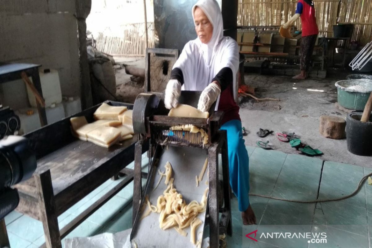 Perajin kerupuk udang di Kulon Progo berupaya meningkatkan produksi (VIDEO)