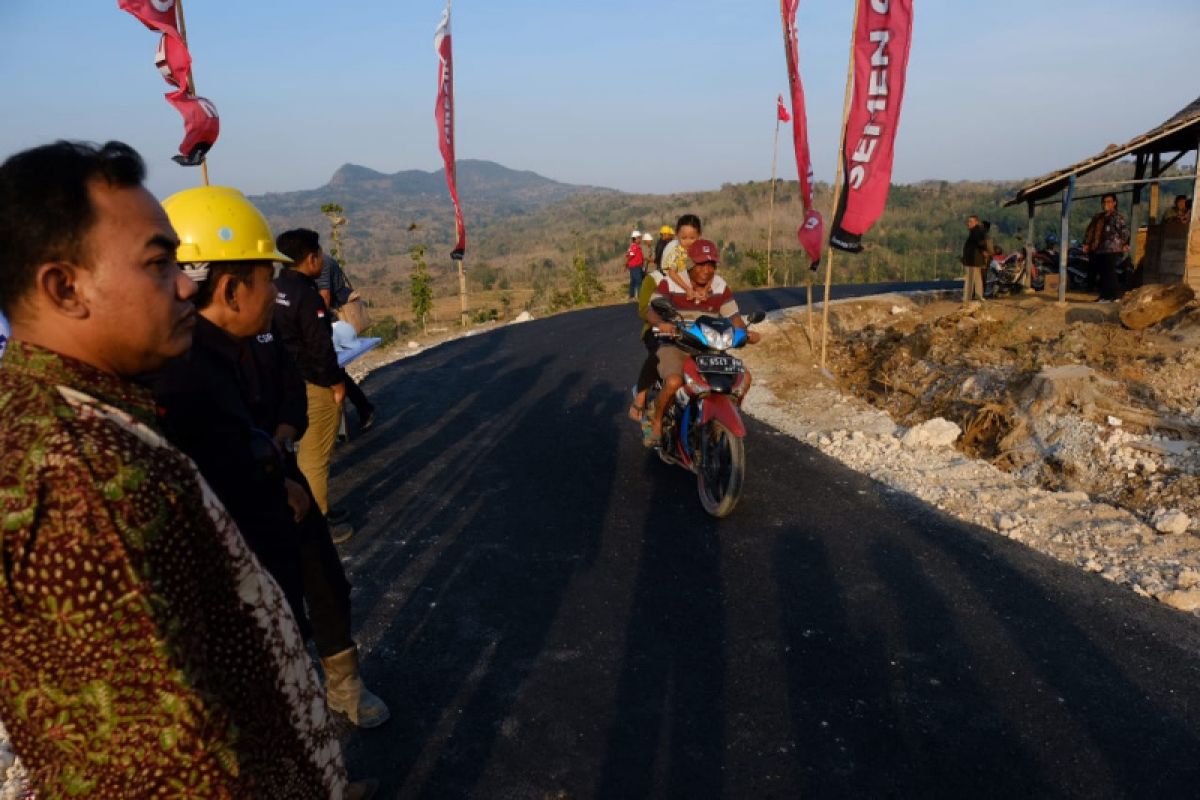 Semen Gresik kucurkan Rp2,75 miliar untuk muluskan jalan antardesa