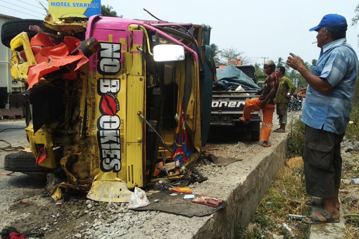 Kecelakaan maut truk tabrak dua motor, empat orang tewas