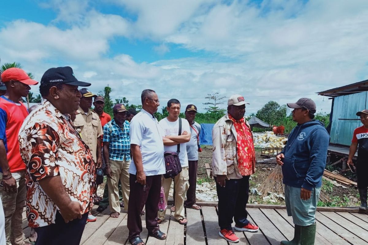 Bupati Asmat tinjau pembangunan puskesmas di Sawaerma