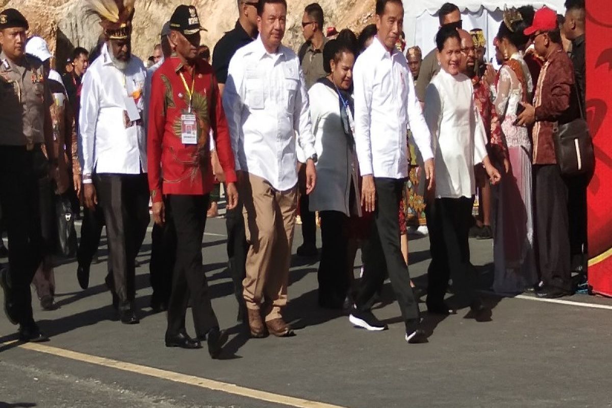 Warga Enggros-Tobati sambut Presiden dengan tarian tradisional Youtefa