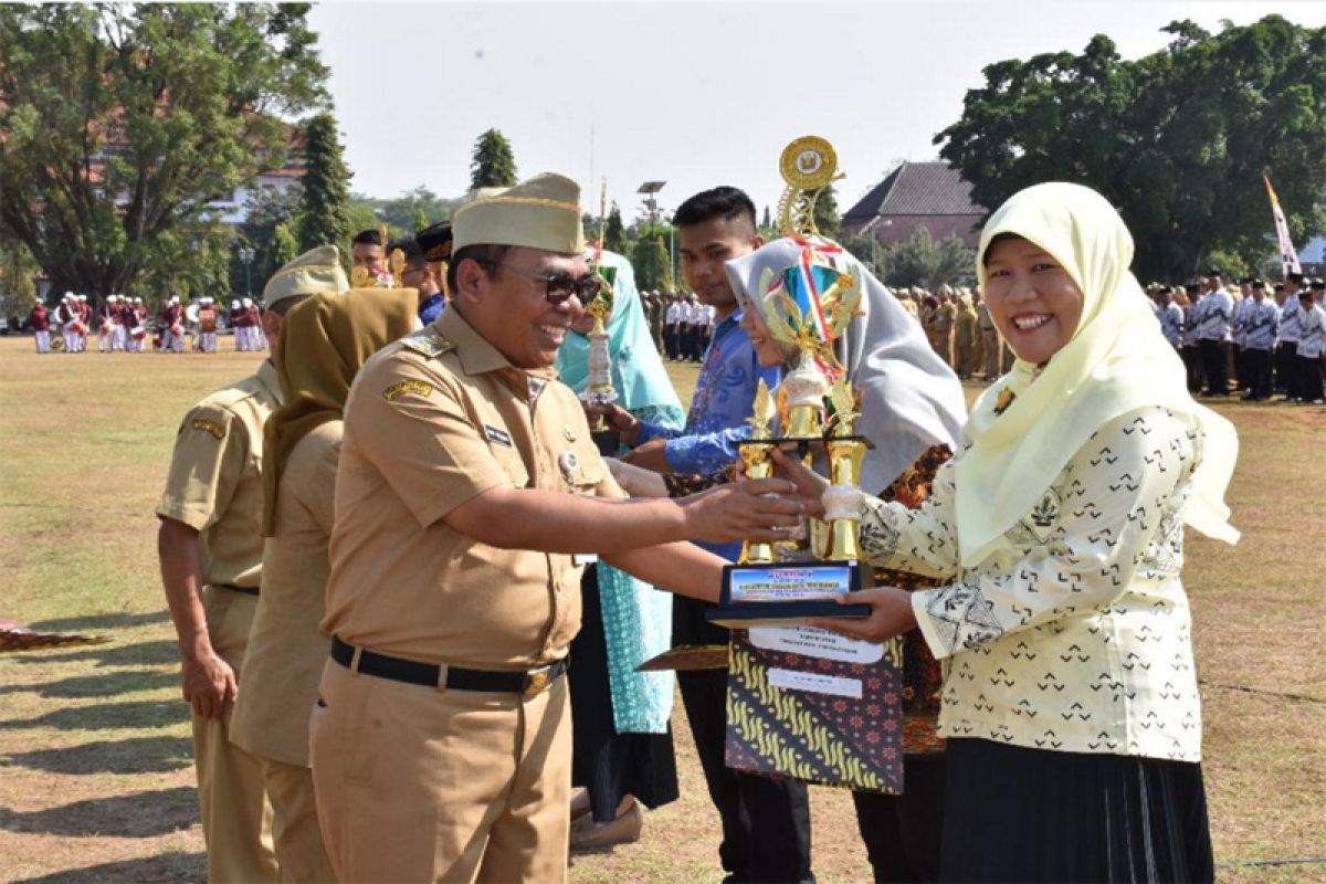 Pemuda berprestasi di Kabupaten Pekalongan terima penghargaan