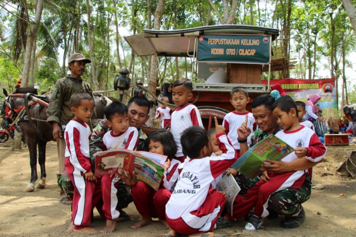 Satgas TMMD hadirkan Andong Perpusatakaan Keliling