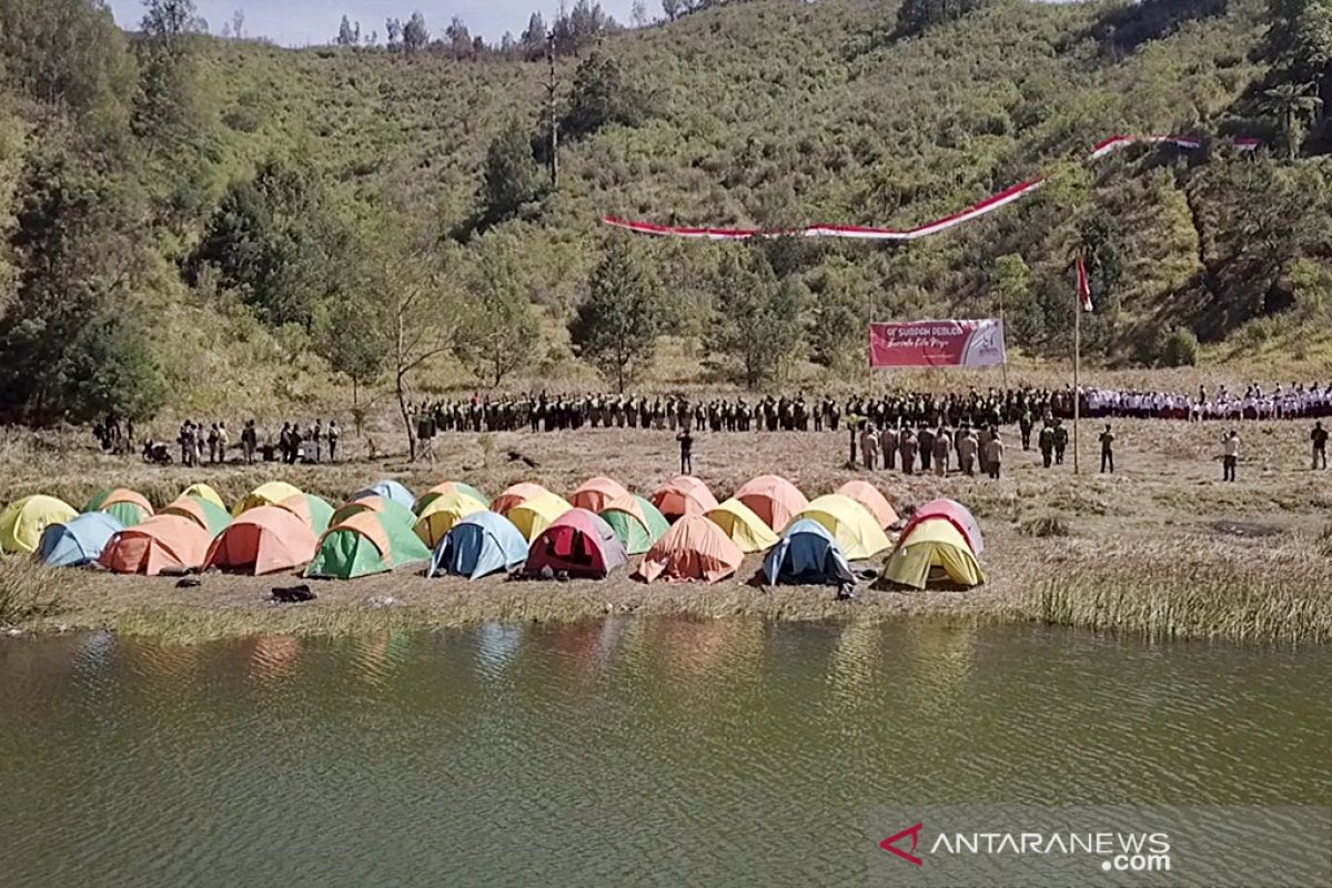 Upacara sumpah pemuda di kaki Gunung Semeru