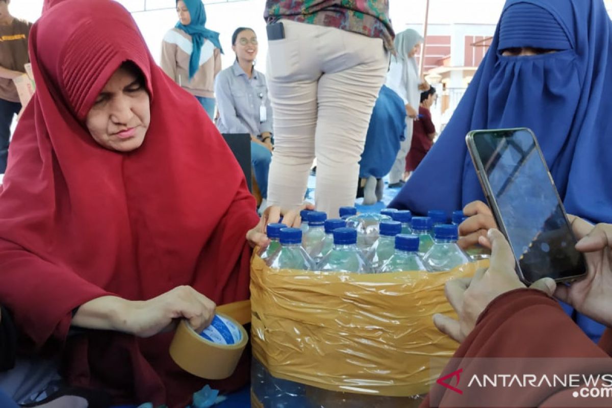 Komunitas berbagi bersama DSLNG ajari warga Batui manfaatkan botol bekas