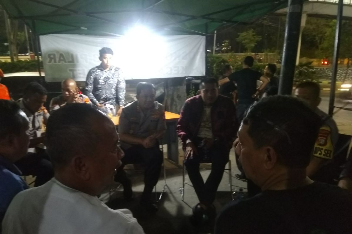 Potong tumpeng ala polisi cegah tawuran warga