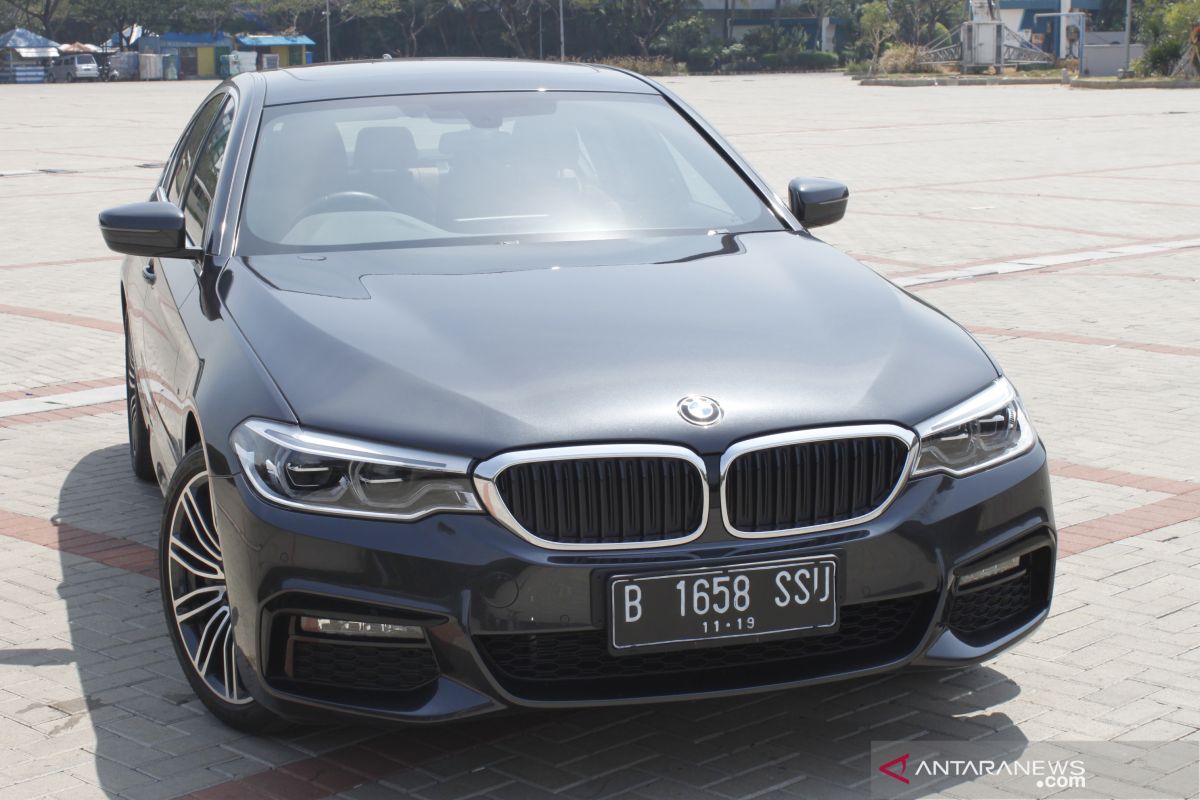 Cara kerja fitur parkir otomatis BMW 530i M Sport