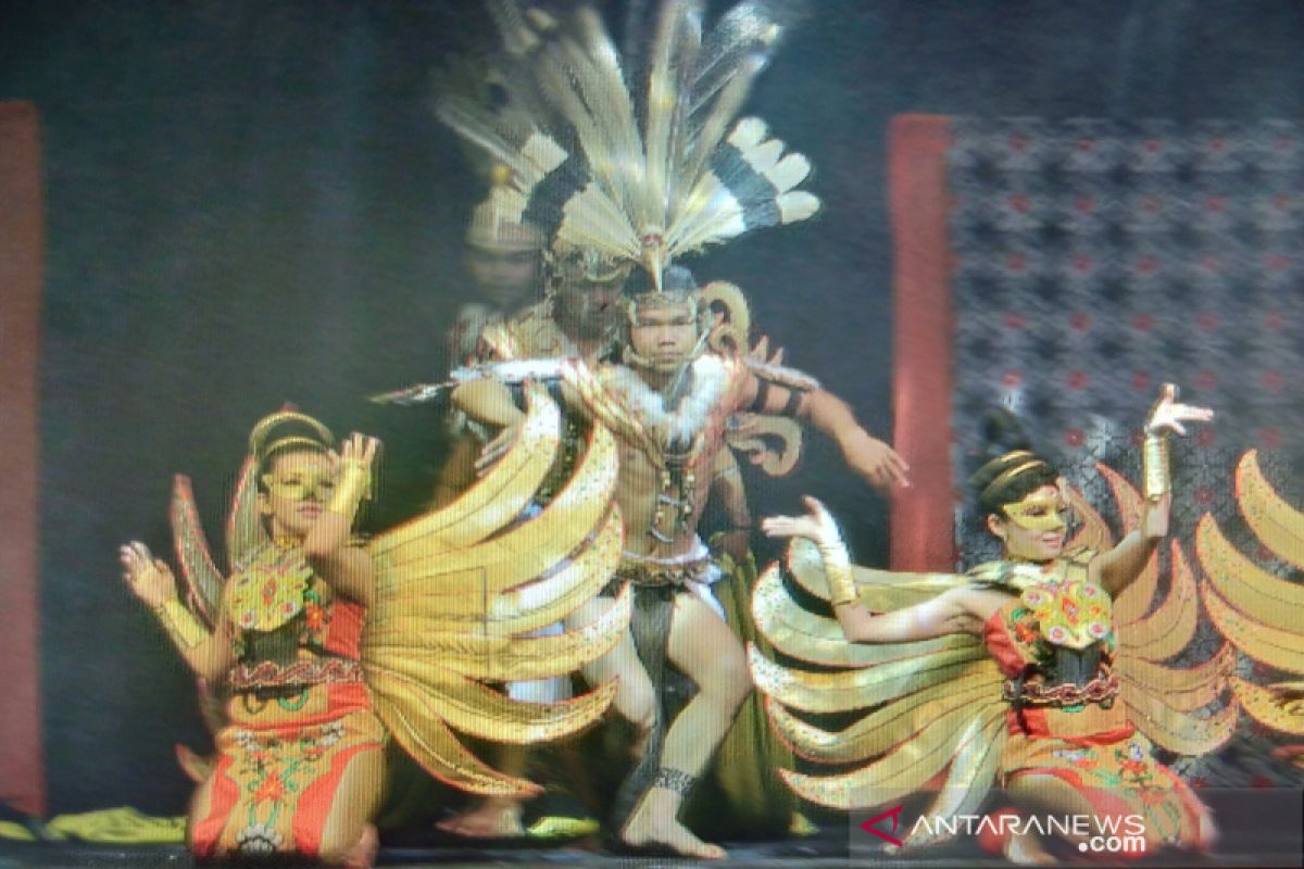 Tarian etnik Dayak memukau peserta IPOC 2019