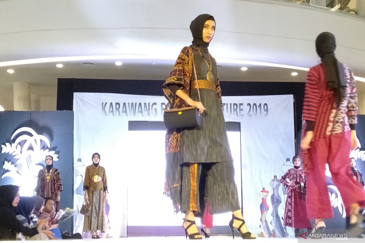 Desainer Pekanbaru dan Jakarta meriahkan "Karawang Fashion Culture 2019"