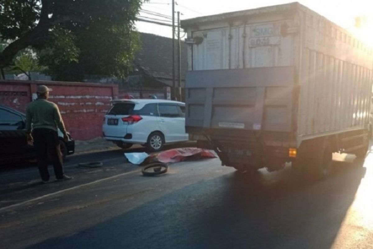 Seorang pengendara sepeda motor tewas setelah jatuh terlindas bus