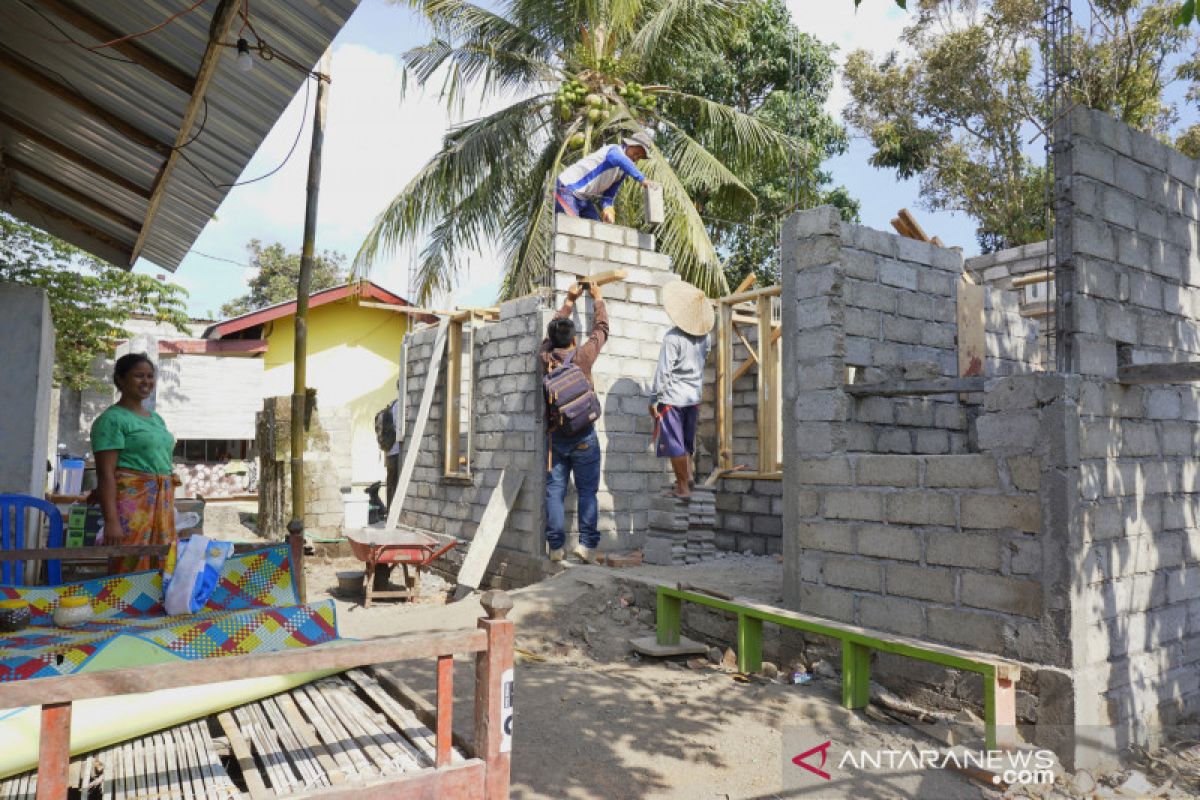 Penyidik memeriksa saksi kasus penggelapan dana rumah tahan gempa