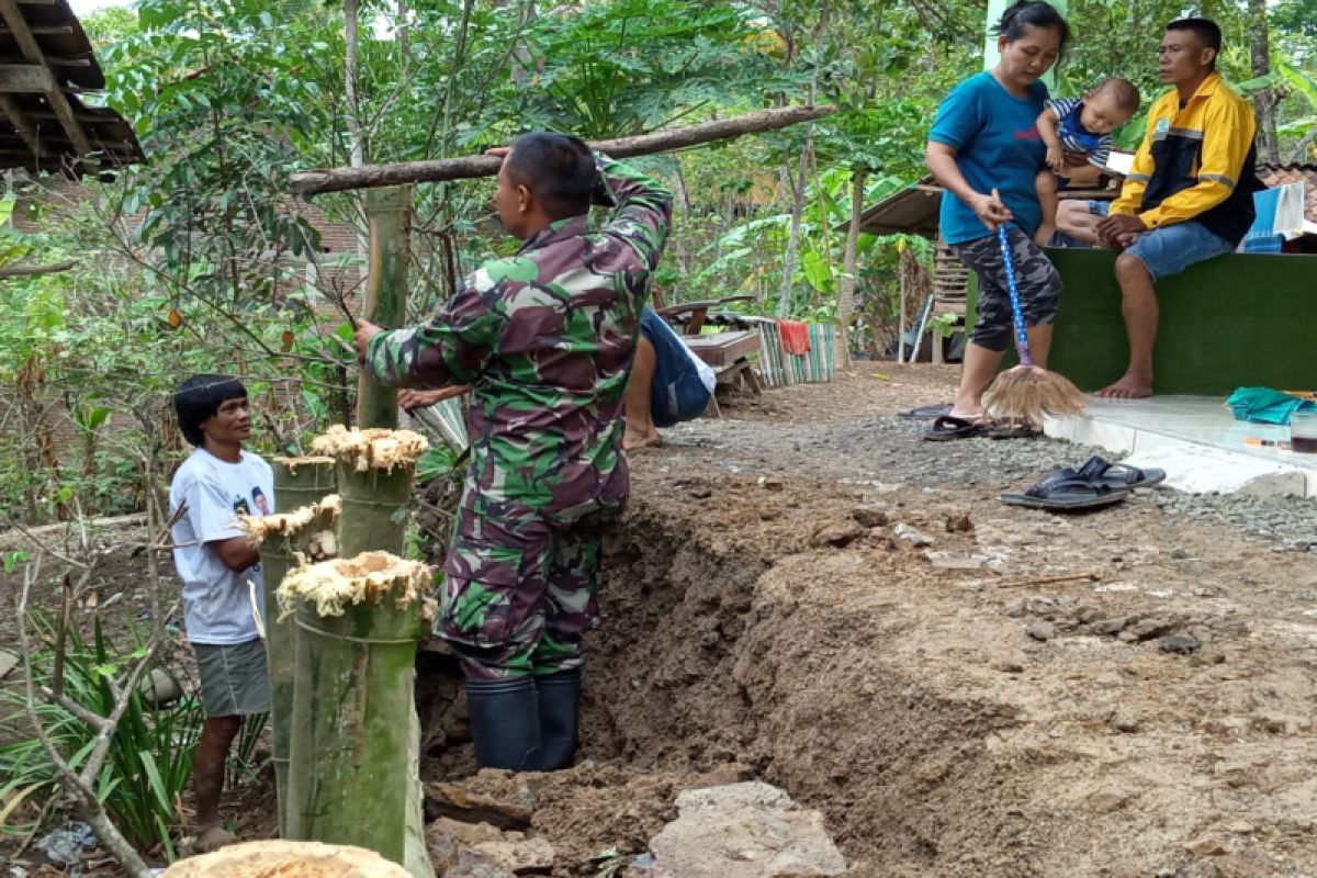 Antisipasi longsor, Kodim Cilacap bantu warga pasang patok bambu