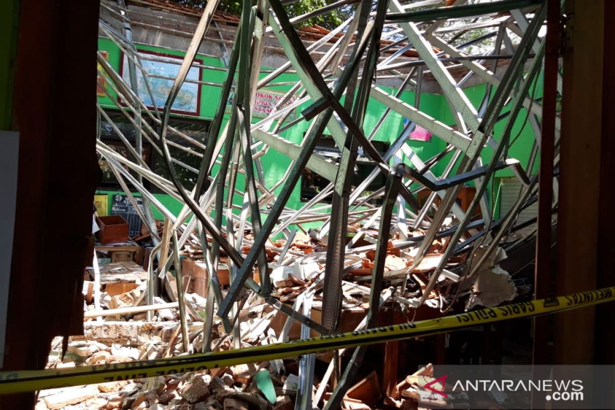 Siswa dan guru tewas tertimpa reruntuhan atap sekolah di Kota Pasuruan