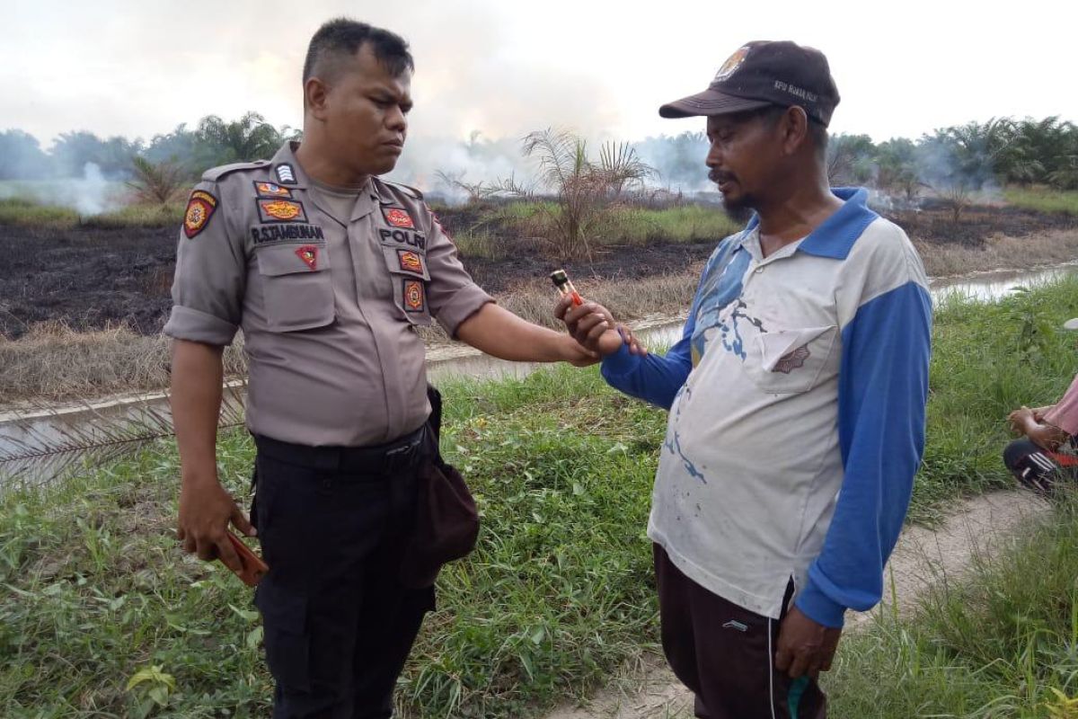 VIDEO - Guru ini tertangkap basah saat bakar lahan di Rokan Hilir