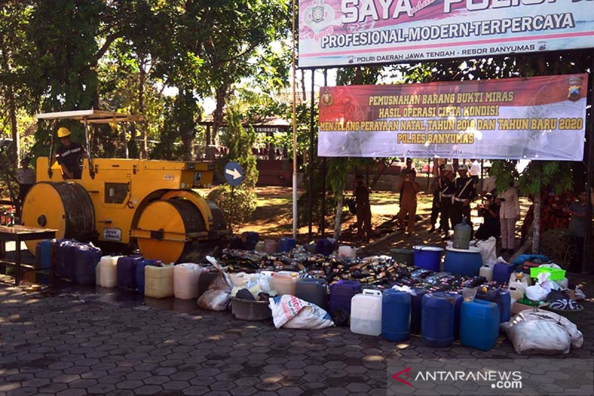 Ribuan botol minuman beralkohol hasil sitaan di Banyumas dimusnahkan