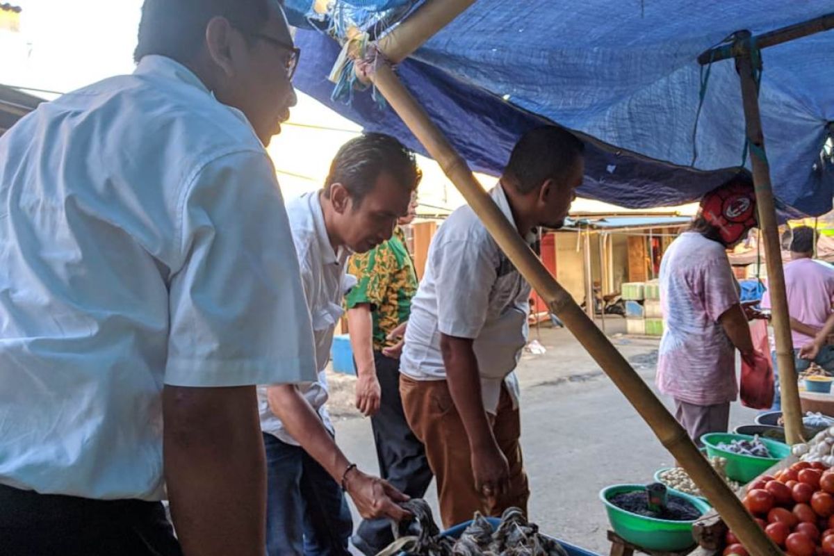 Ikan pari manta dijual bebas di pasar ikan