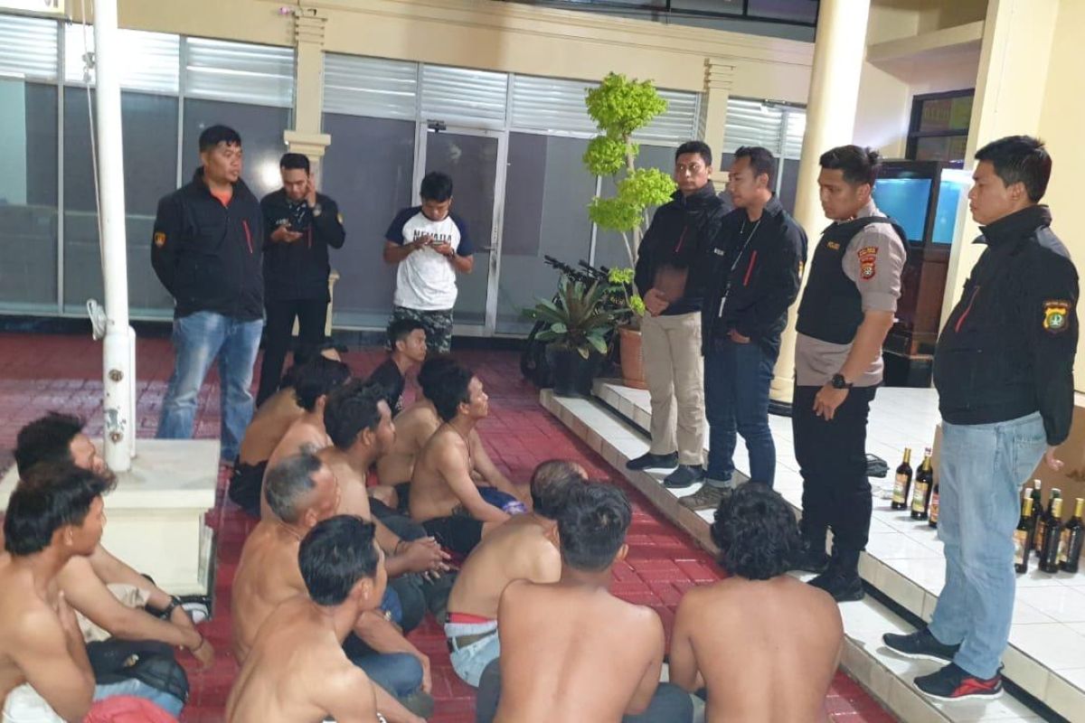 Berantas premanisme, polisi bekuk belasan penagih utang dan juru parkir liar