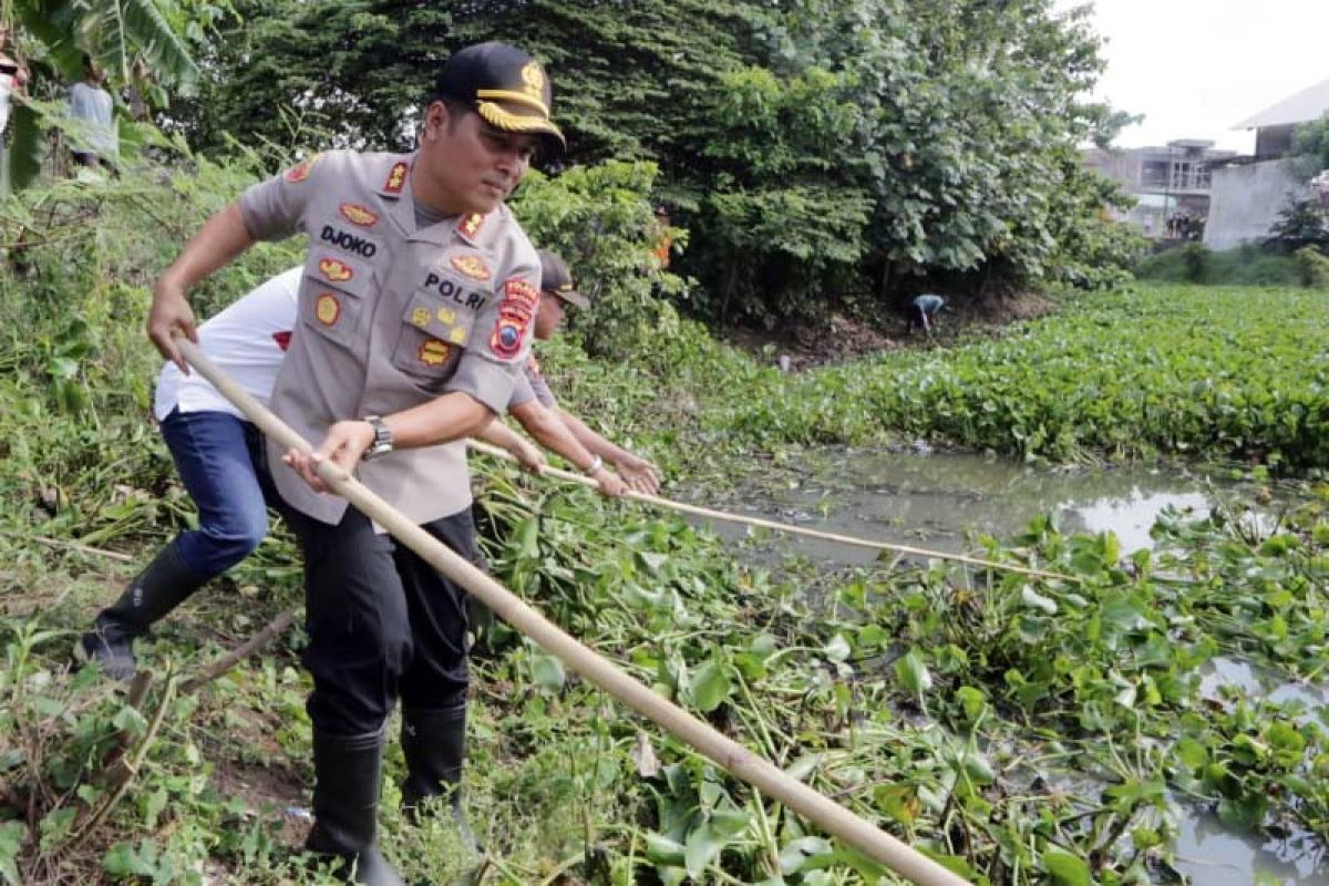 Antisipasi banjir, Polres dan Pemkab Cilacap bersih-bersih sungai di Sidareja