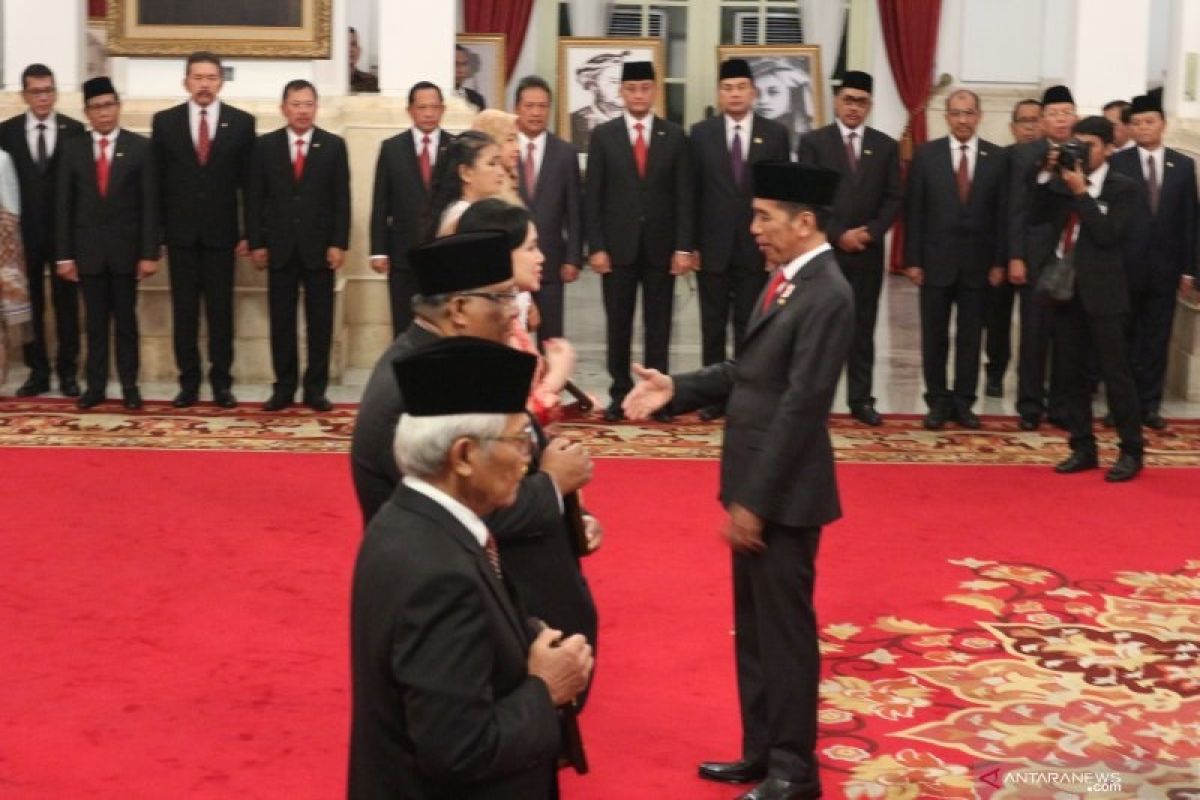 Presiden RI Joko Widodo beri gelar pahlawan kepada enam tokoh, salah satunya Ruhana Kudus