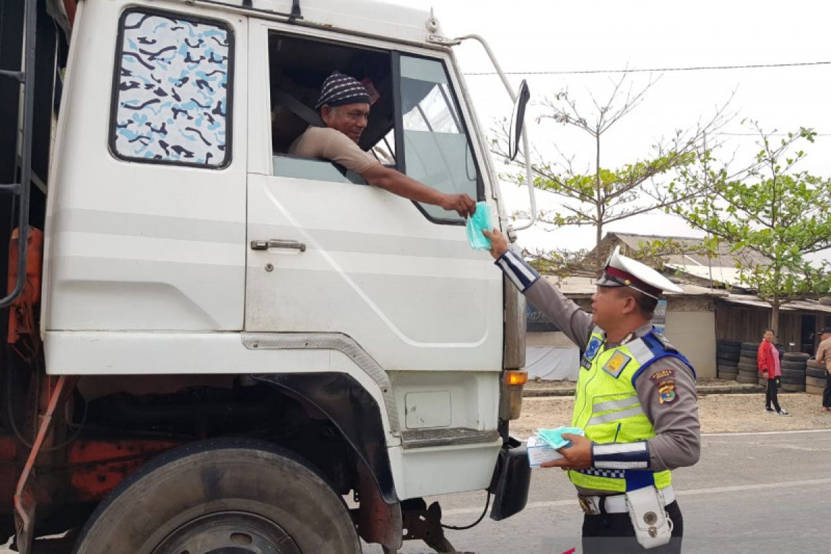 Kabut asap masih berlangsung,  Polres Mesuji bagikan masker