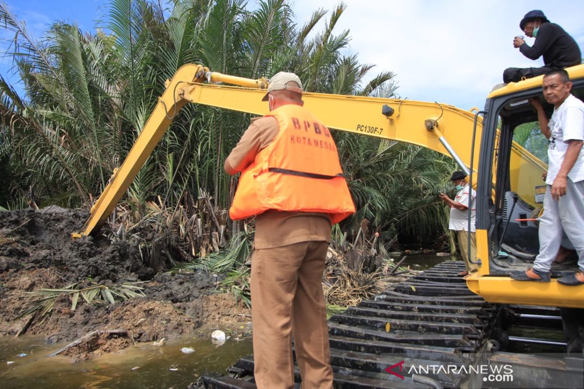 351 bangkai babi dikubur massal di lubang besar yang dikeruk pakai "backhoe"