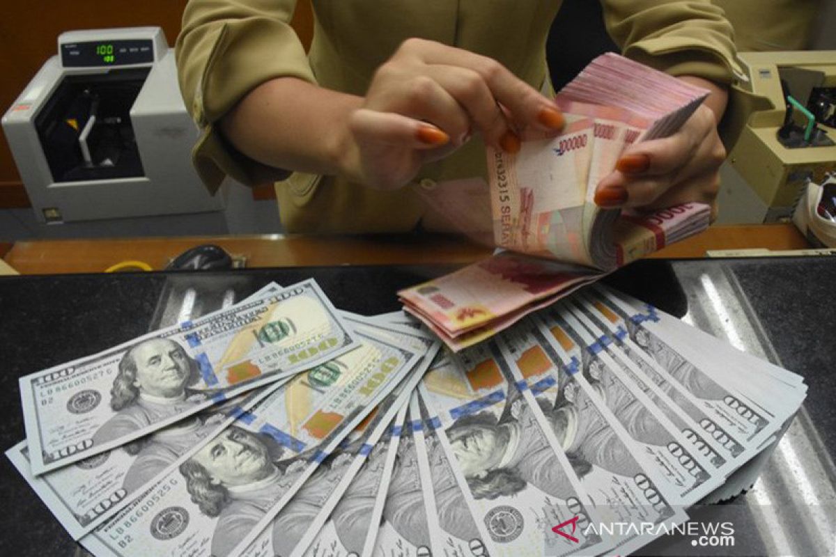 Rupiah pada Senin sore kembali melemah di atas Rp14.000 per dolar